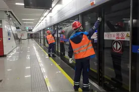守护地铁安全运行的“站台门工”图片