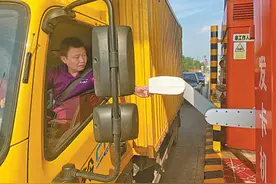 四川高速公路“发卡机器人”上岗图片