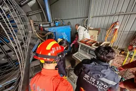 惊心动魄！女工腿卷入机器，消防员徒手救援图片