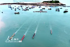 福建连江：海上赛龙舟图片