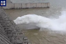 长江上游将发生多轮较大洪水过程，三峡水库2024年首次开闸泄洪图片