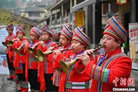 “世界白裤瑶乡”年街节多彩民俗齐上演图片