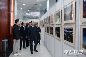 庆祝长沙市人民代表大会成立70周年书画摄影展、陈列室观展活动举行 文树勋出席图片