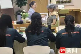 场景转换，看“00后”赛场演绎如何贴心护理老人图片
