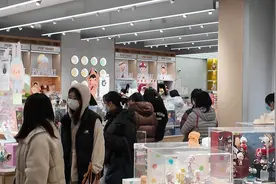 哪吒电影火爆带动周边 线上线下盲盒手办卖断货图片