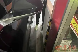 车位旁有消防栓下车困难 业主认为设置不合理 物业：宽度符合标准图片