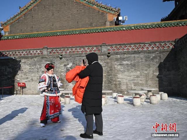 沈阳故宫吸引游客穿古装拍照