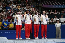 完美收官！中国队夺得游泳女子4×100米混合泳接力铜牌图片
