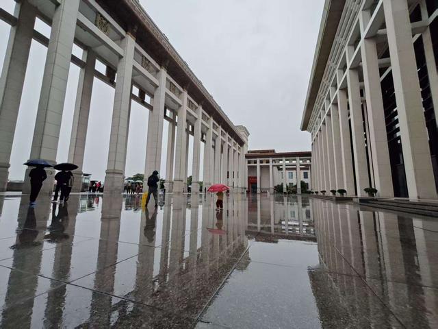京城秋雨歇又至，游客热情不减