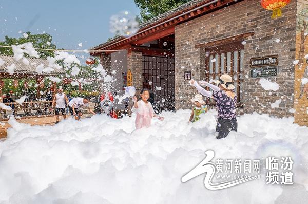 洪洞大槐树景区：民俗村打麦场家庭游玩热潮持续升温