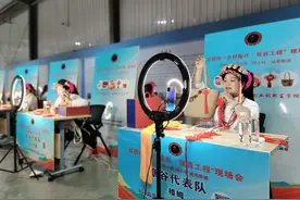 “一根红绳”中国结来料加工项目助丹巴妇女增收致富图片