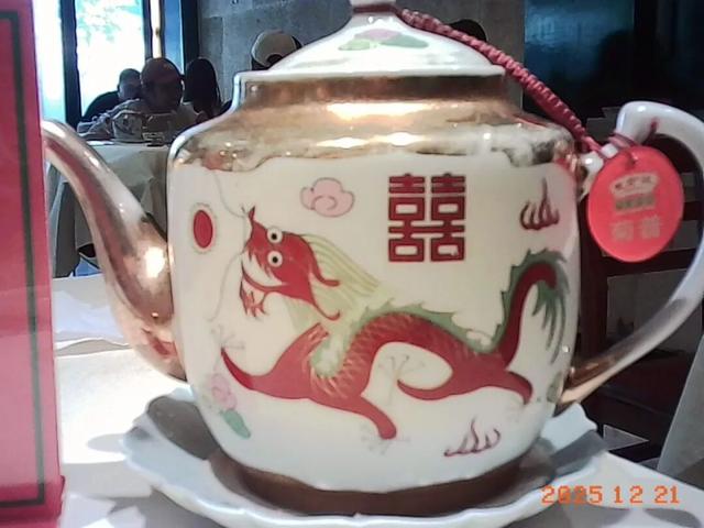 200块的塑料盲盒，怎么成了当下最火的“出片神器”