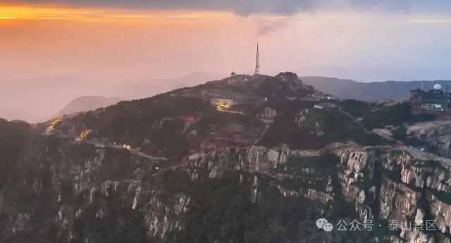 泰山雨霁：云雾织仙境，霞光染群峰，这泼墨山水里藏着夏日最治愈的奔赴