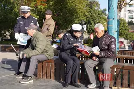 交警、铁骑队员、志愿者集中参与，湖北老河口开展“122”全国交通安全日主题宣传活动图片