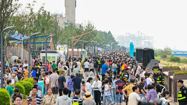 65万人次涌入上海国际邮轮旅游度假区，水陆空联动模式带火宝山滨江