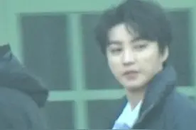 张小寒说王俊凯少年发福脸肿了：双下巴明显，下颌线不见踪影图片