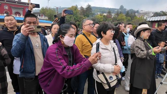 湟中区 塔尔寺大景区“文艺巡游+非遗民俗”让游客沉浸式感受河湟文化魅力