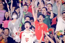 中国男足4-0大胜缅甸，场内沸腾，场外上演温暖一幕图片