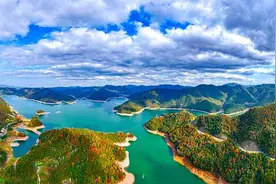 浙江东阳：横锦水库邂逅斑斓彩林 车行其间宛若画中游图片