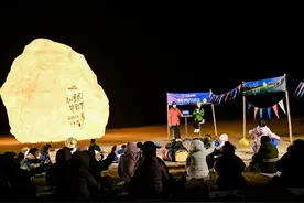 “发光的石头”照亮“大山里的诗歌节” 银联诗歌POS机公益行动走进小诗人家乡图片