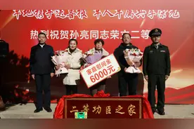 共享军功，见证荣耀!费县为荣立二等功军人孙亮家属送喜报和牌匾图片