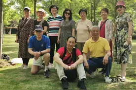 武汉武昌：健步沙湖按下幸福快门 老伙伴共享“五月天”图片