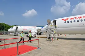 中国国产商用飞机ARJ21和C919亮相马来西亚图片