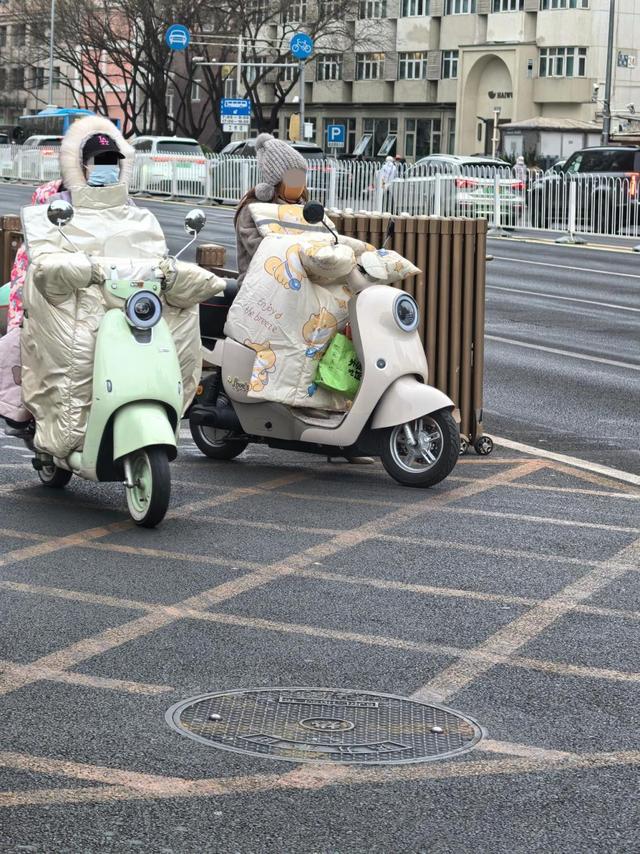 调查｜九成电动车加装挡风被，御寒“神器”为何变夺命利器