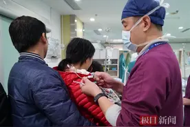 1岁男孩一哭就背过气，医护、妈妈同台飙戏“哄娃”手术图片
