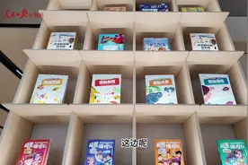 猿编程创新产品总监杨利君，向大家推荐由猿编程创始人李翊创作的《科技少年日记·计算思维篇》丛书图片