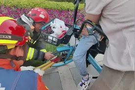 共享单车加装儿童座椅，北京一男童被卡脚图片