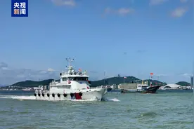 东海万艘渔船开捕！“2025护航开渔行动”启动图片