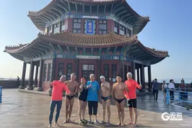 青岛海边，有一群快乐的跳水人→图片