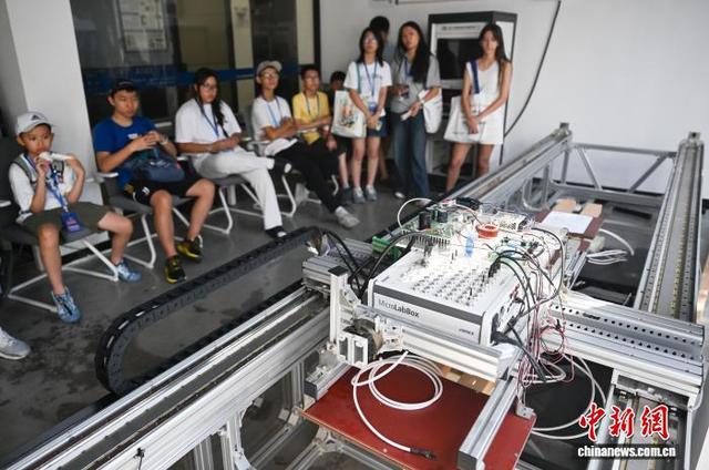 欧洲华裔参访浙江大学 感受中国科技发展
