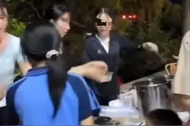 “扁担女孩”打暑假工的油茶店成网红打卡点，本人回应街头卖凉粉：不是我图片