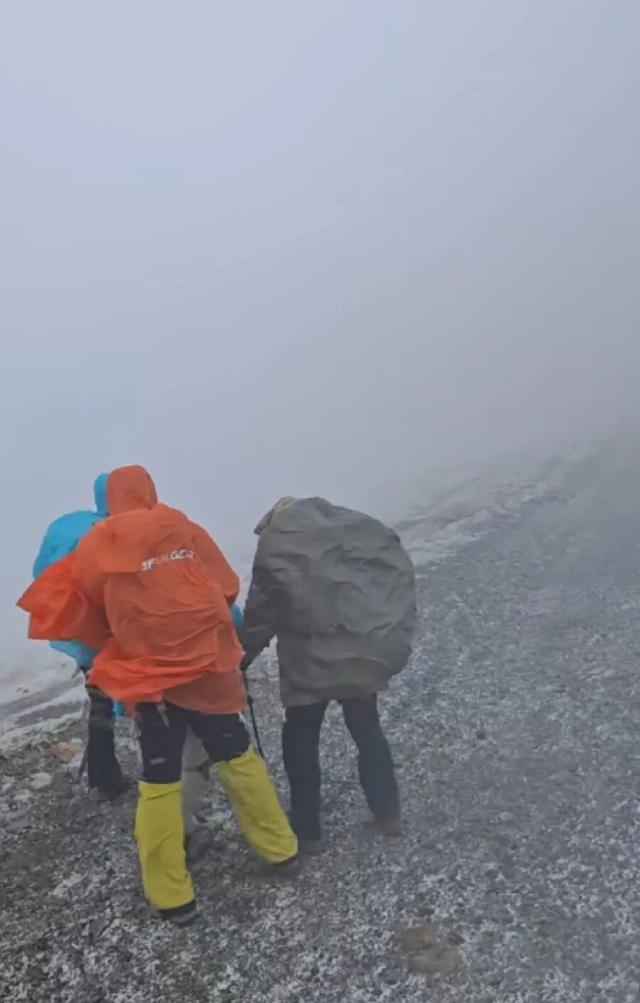 山西五台山突降风雪，狂风裹着雪粒，驴友抱团搀扶行走，不少人被困搭帐篷过夜，亲历者：差点失温；当地：已护送下山，仍有人要上山被劝返