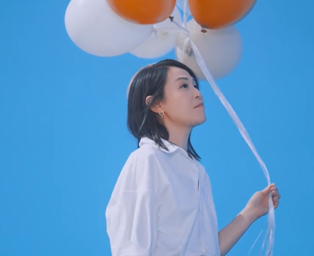 阿信、刘若英新歌上线！两人穿白衬衫牛仔裤出镜，网友直呼“太青春了”