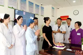 致敬医师节·见字如面③丨一场特殊的生日会：跨越十年的“心”生图片