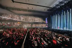 杨乃文武汉开唱一改寡言风格，打趣伍佰：“跟他合唱都是我在唱”图片