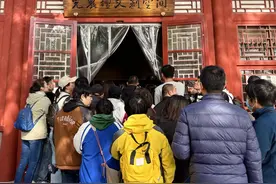 “凌晨4点半就排队”，文创冰箱贴“硬控”年轻人图片