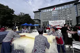 大运河畔，48位高手同台竞技，制作一床蚕丝被只需20分钟图片