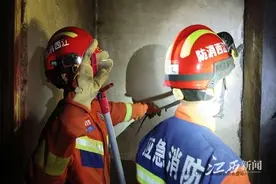 大蛇闯入居民家 ，萍乡消防上门抓蛇图片