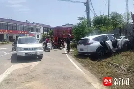 紫牛记者在现场｜句容茅山大道何庄段发生车祸，车辆撞穿墙3人受伤图片