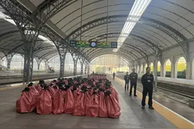 武铁启动2024年“双11”网购高峰期快件运输服务图片