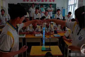 齐齐哈尔一中学用化学实验复刻“蓝眼泪”，指导老师：蓝光来自鲁米诺发光反应图片