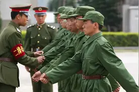 重温经典｜“不抛弃、不放弃”的《士兵突击》是这样炼成的图片