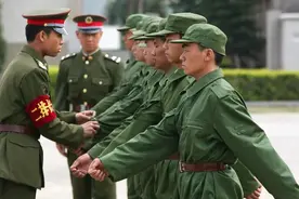 重温经典｜“不抛弃、不放弃”的《士兵突击》是这样炼成的图片