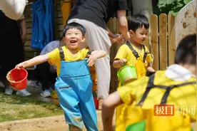 “小小泥巴，乐在其中”，幼儿园小朋友课堂上玩泥巴图片