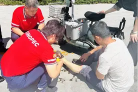 中国石化济南石油分公司加能站员工热心救助车祸受伤老人图片