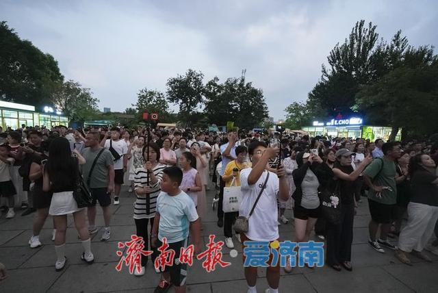 璀璨瞬间！超然楼亮灯“超燃”时刻 暑期打卡热度不减 | 一年四季 泉在济南